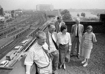 849725 Afbeelding van een aantal staffunctionarissen van de N.S. op het dak van het N.S.-station Amsterdam C.S. te ...